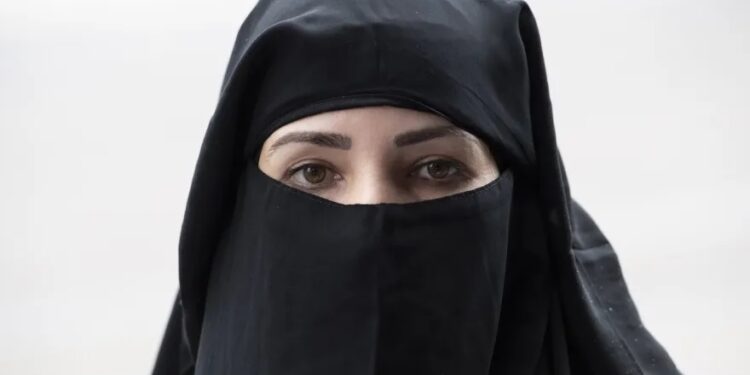 Хіджаби, хустки, «балаклави» – з 2025 року у Швейцарії заборонено приховувати обличчя на вулиці