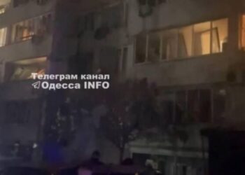 В Одесі внаслідок атаки дронів вибиті вікна 9-поверхівки, пошкоджені авто (ФОТО, ВІДЕО)