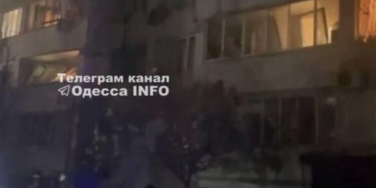 В Одесі внаслідок атаки дронів вибиті вікна 9-поверхівки, пошкоджені авто (ФОТО, ВІДЕО)