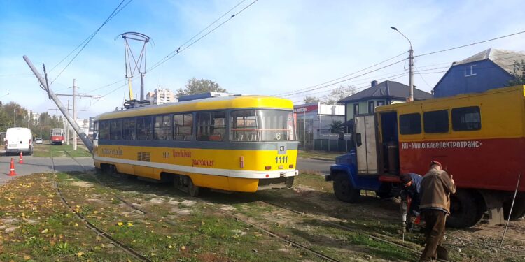 У Миколаєві трамвай потрапив в ДТП – зійшов з рейок та врізався в опору