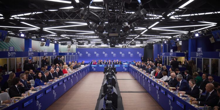 Виявом слабкості чи торгівлею не можна купити справедливий мир, – Зеленський в Будапешті (ФОТО)