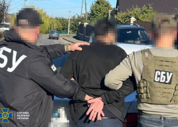 СБУ та Нацполіція затримали рекетира, який «вибивав» гроші з дружини безвісти зниклого воїна та погрожував вбити їхню дитину (ФОТО)