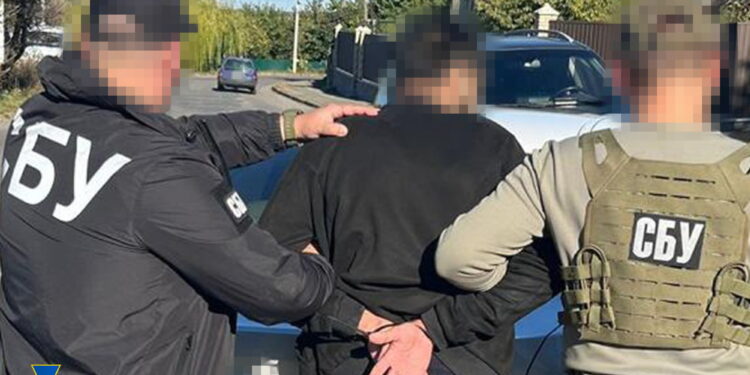 СБУ та Нацполіція затримали рекетира, який «вибивав» гроші з дружини безвісти зниклого воїна та погрожував вбити їхню дитину (ФОТО)