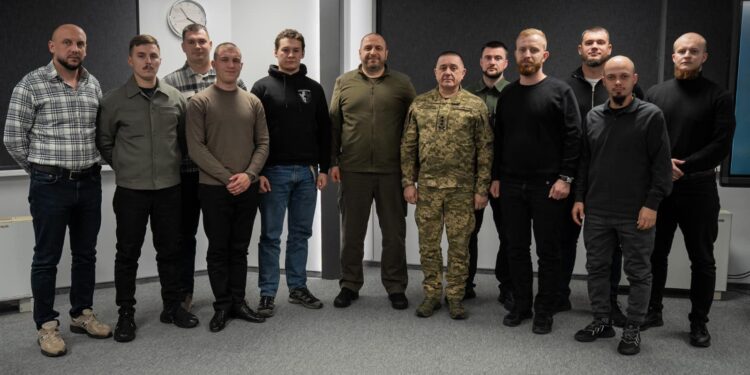 Дивна зустріч. Міністр оборони і начальник Генштабу поговорили з військовими (ФОТО)