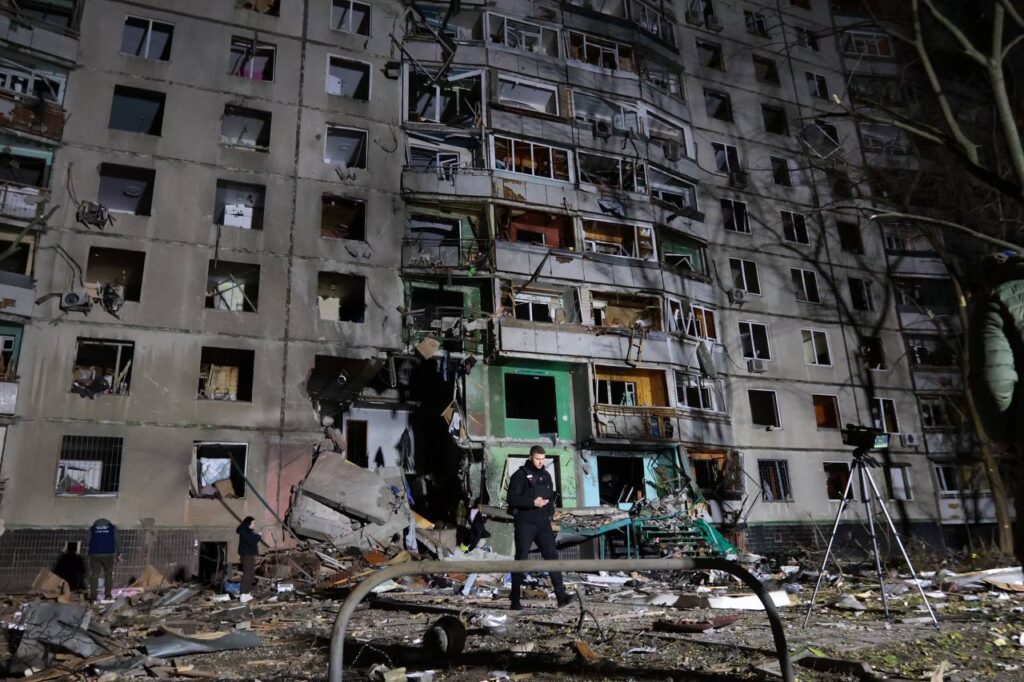 Ворог скинув бомби на Харків, одна влучила у 12-поверхівку (ФОТО, ВІДЕО) 3 Ворог скинув бомби на Харків, одна влучила у 12-поверхівку (ФОТО, ВІДЕО) 2