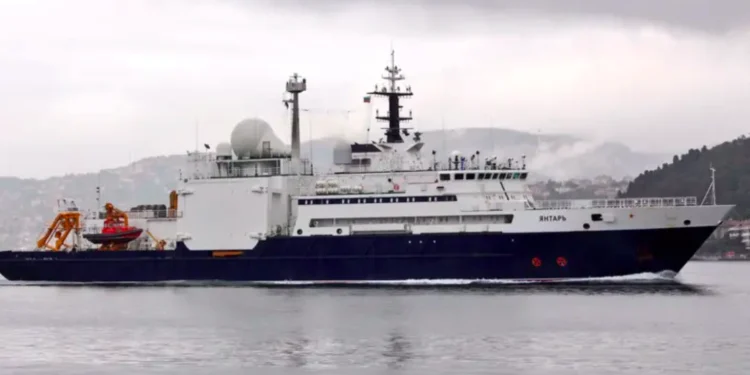 Російський шпигунський корабель помітили біля трубопроводів і інтернет-кабелів у Ірландському морі (ФОТО)