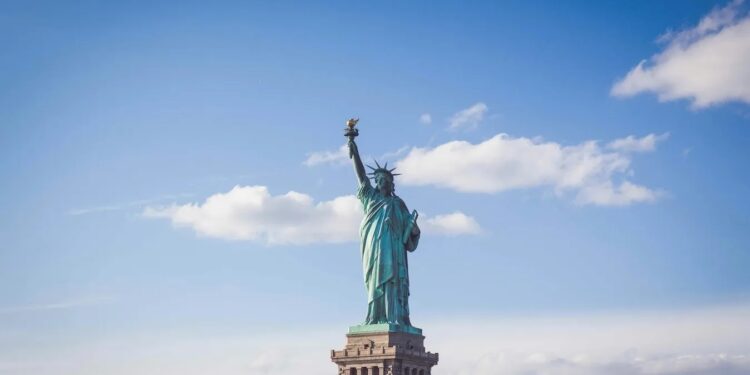 Оригінальна модель Статуї Свободи не поїде до США – вона залишиться у Франції