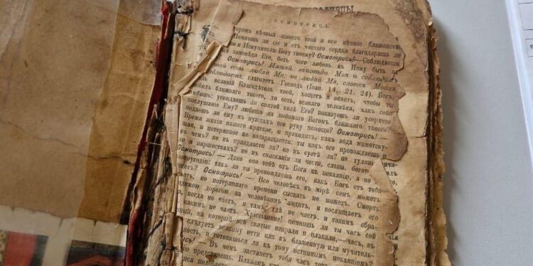 На Донбасі в стінах розбомбленої росіянами хати українські військові знайшли 116-річную Біблію (ФОТО)