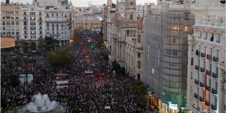 У Валенсії понад 130 тис. людей вийшли на акцію протесту після нищівної повені. Що вимагають (ВІДЕО)