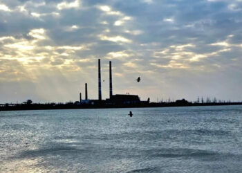 Внаслідок обстрілу зруйнована дамба Курахівського водосховища, вода почала підійматись – ЗМІ