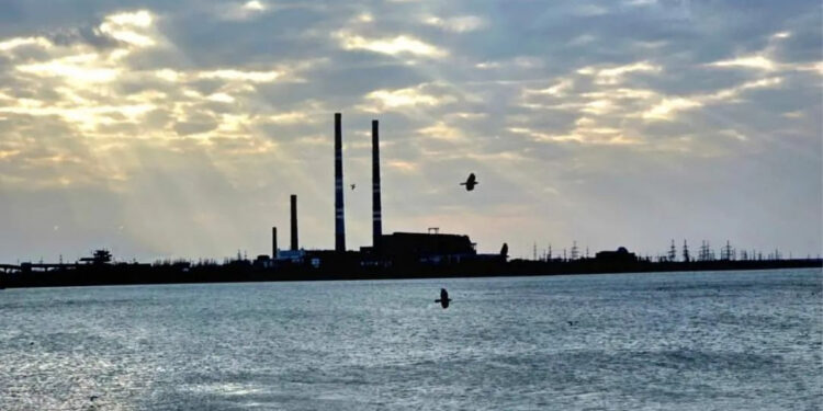 Внаслідок обстрілу зруйнована дамба Курахівського водосховища, вода почала підійматись – ЗМІ