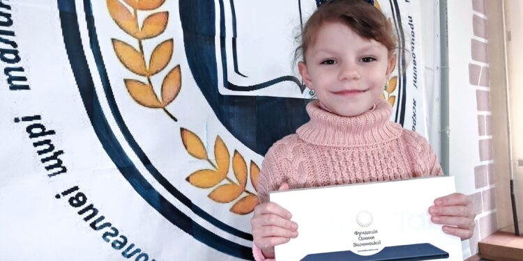 Фундація Олени Зеленської передала школярам Миколаївщини 1400 девайсів для онлайн-навчання