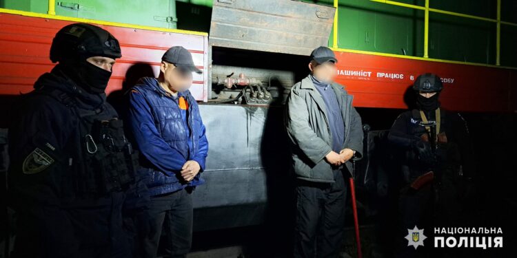 Поліцейські викрили угруповання зловмисників, які розкрадали дизпаливо з тепловозів депо «Миколаїв» (ФОТО)