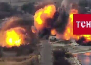 Момент вибуху на Курахівській дамбі потрапив на ВІДЕО