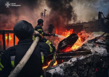 Що відомо про перші наслідки ранкового ракетного обстрілу Київщині – пожежі, один постраждалий (ФОТО)