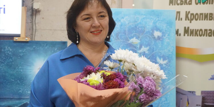 Картини на тканині, але не батік – берегиня таврійського розпису Любов Паранюк відкрила у Миколаєві персональну виставку (ФОТО)