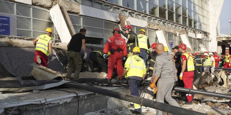 На залізничному вокзалі Сербії обвалився навіс – загинули 14 людей (ВІДЕО)