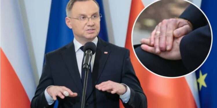 Тепер і не покажеш. Президент Польщі Анджей Дуда втратив кінчик середнього пальця