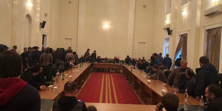 В Абхазії протестувальники захопили парламент, влада готова відкликати скандальний договір з РФ