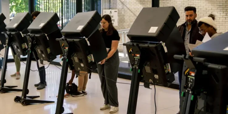 Перші дані екзитполів після голосування на виборах у США