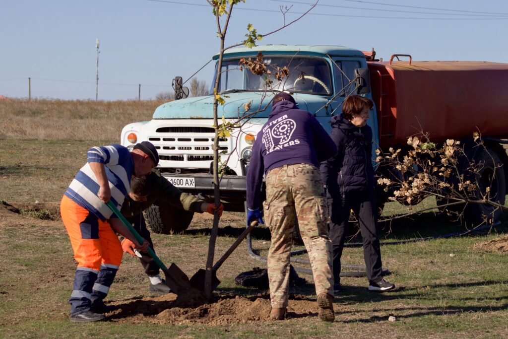 Студенти Миколаївського будівельного коледжу висадили у Тернівці новий сквер (ФОТО) 2