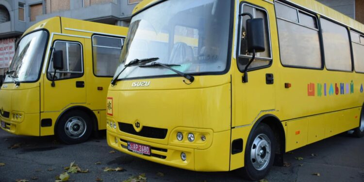 На Миколаївщині завершено передачу шкільних автобусів для безпечного підвезення учнів