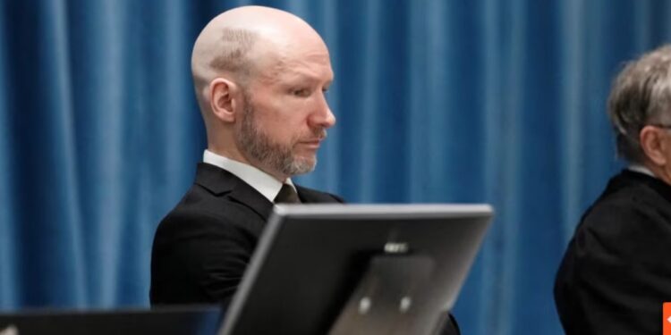 Вбивця 77 людей в Норвегії прийшов у суд із Z на голові і плакатом “за” країни зла (ФОТО)