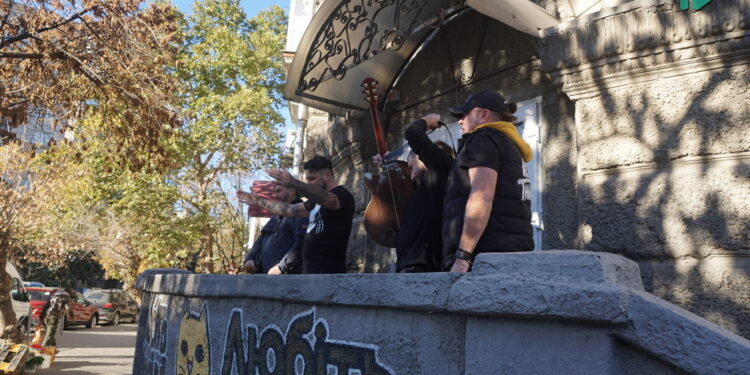 На вулиці Гліба Бабіча у Миколаєві гурт Kozak System заспівав пісню на вірші Гліба (ВІДЕО)