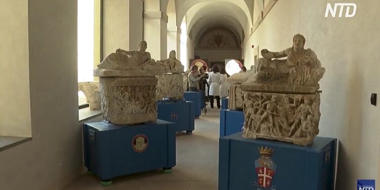 Італійська поліція врятувала від нелегального продажу артефакти з етруської гробниці (ВІДЕО)