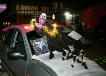 Оце справжній жах. У 4 воєводствах Польщі у цукерках на Геловін виявили гострі предмети