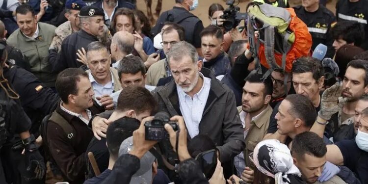 Повільна реакція влади на повінь у Валенсії – розлючений натовп закидав брудом королівську родину (ВІДЕО)