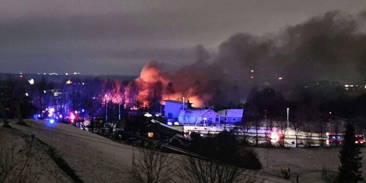 У Вільнюсі літак впав на житловий будинок (ФОТО)