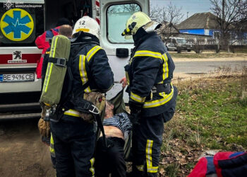 Вогнеборці Миколаївщини врятували чоловіка під час гасіння пожежі у Вознесенську (ФОТО)