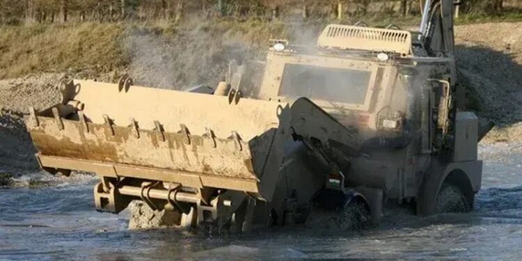 Міноборони допустило до використання у ЗСУ броньований екскаватор