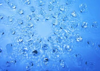 Створено пластик, який повністю розкладається у морській воді