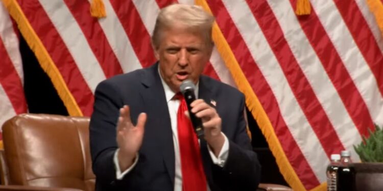 Трамп заявив, що історію про його зв’язки з РФ вигадали демократи, бо вони – хворі