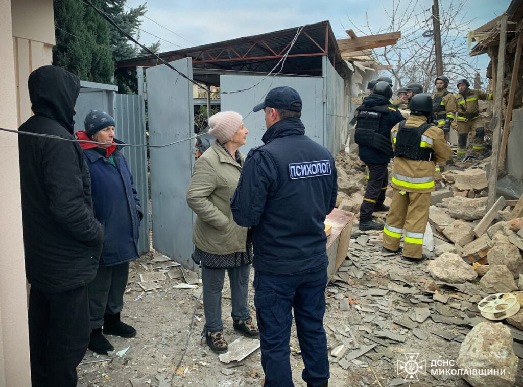 Рятувальники показали наслідки вечірньої ракетної та ранкової дронової атаки росіян на Миколаїв (ФОТО, ВІДЕО) 24