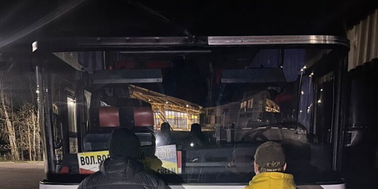 Багаж. На кордоні виявили двох ухилянтів серед валіз автобуса (ФОТО, ВІДЕО)