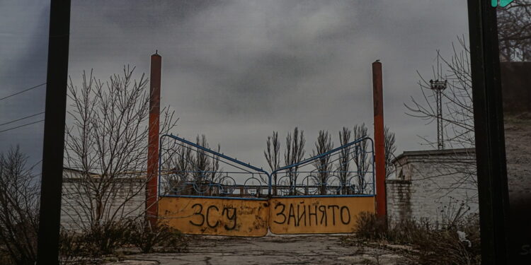 «Херсон, Снігурівка: міста на межі» – у Миколаєві відкрилась фотовиставка-інсталяція до річниці звільнення міст (ФОТО)