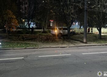 У Миколаєві п’яний на Mitsubishi врізався в припаркований Renaut – водійка в лікарні (ФОТО)