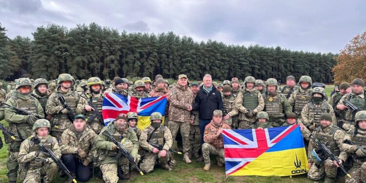 Залужний відвідав українських солдатів в Британії. Що він сказав їм, що вони сказали йому (ФОТО)