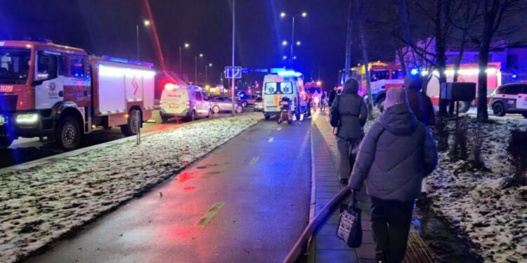 У Вільнюсі літак впав на житловий будинок (ФОТО)