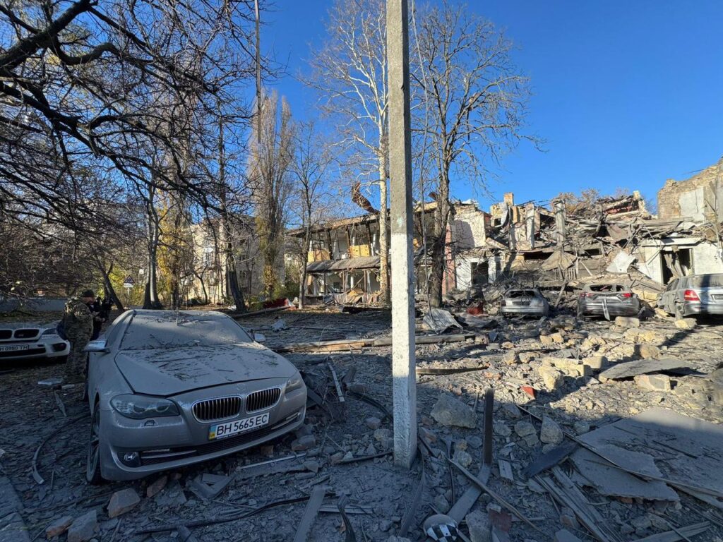 Російські терористи вдарили по житловій забудові Харкова і Одеси (ФОТО, ВІДЕО) 4