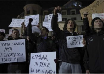 У Румунії молодь протестувала проти переможця першого туру президентських виборів ультраправого Джорджеску (ВІДЕО)