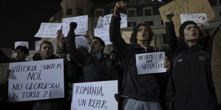 У Румунії молодь протестувала проти переможця першого туру президентських виборів ультраправого Джорджеску (ВІДЕО)