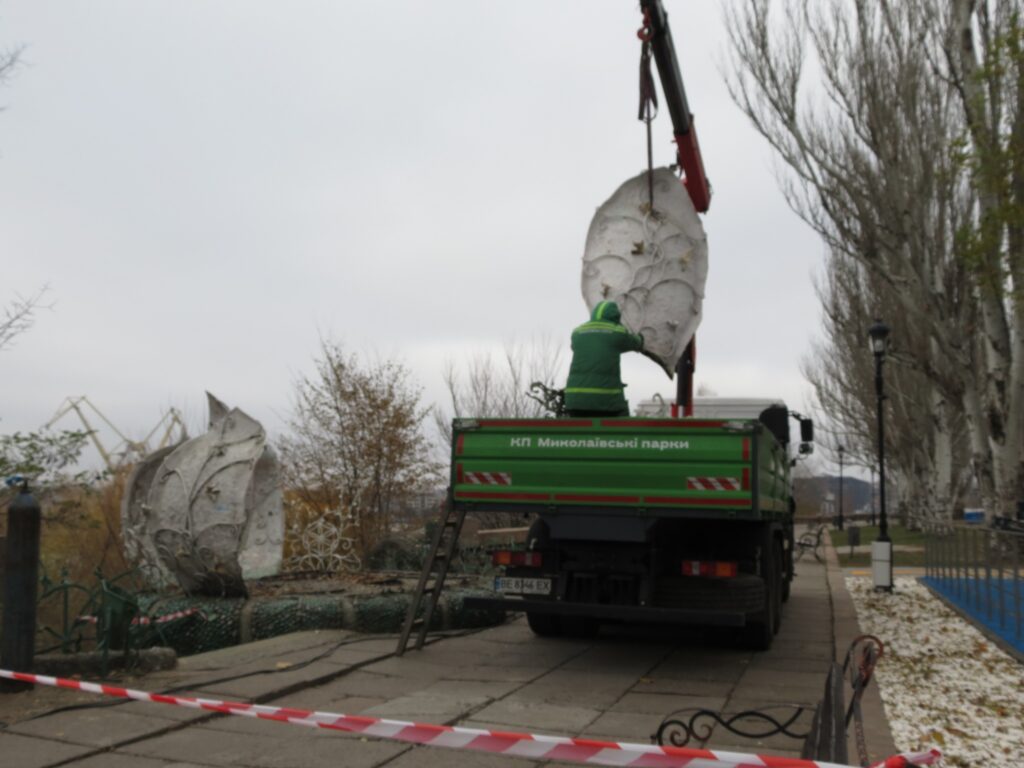 У Миколаєві демонтували металеву скульптуру на Набережній, відому як «Капуста» (ФОТО) 4