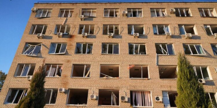 Росія закидала Запоріжжя КАБами, пошкоджена лікарня, є загиблі і поранені (ФОТО, ВІДЕО)