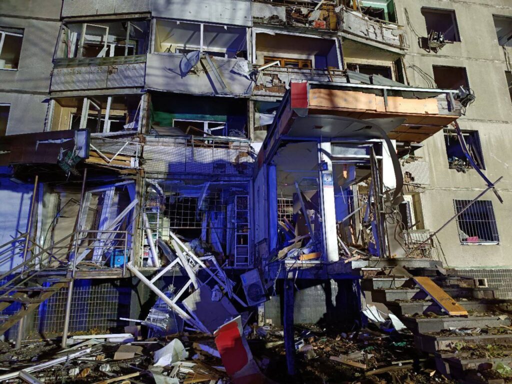 Ворог скинув бомби на Харків, одна влучила у 12-поверхівку (ФОТО, ВІДЕО) 5 Ворог скинув бомби на Харків, одна влучила у 12-поверхівку (ФОТО, ВІДЕО) 4