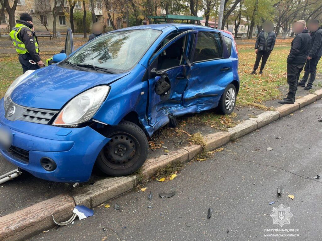 У Миколаєві на перехресті зіткнулись два легковика – водій одного ушпиталений (ФОТО) 4