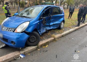 У Миколаєві на перехресті зіткнулись два легковика – водій одного ушпиталений (ФОТО)